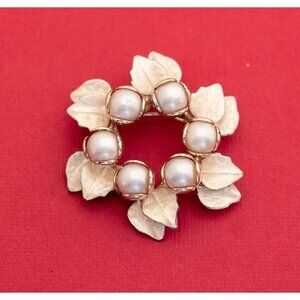 Vintage Floral Circlet Brooch - F27